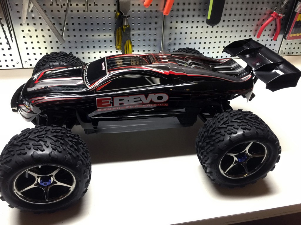 traxxas revo 1 10 3.3 4wd monster truck